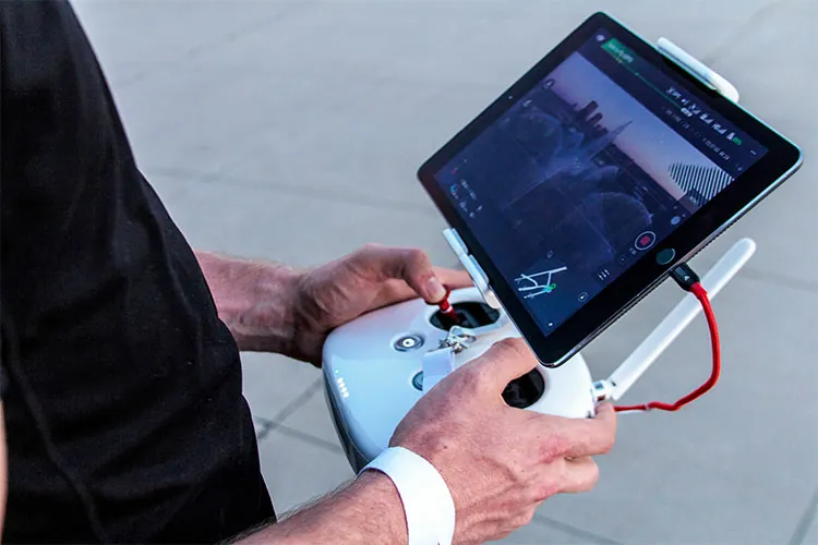 Un droniste en plein guidage de drone